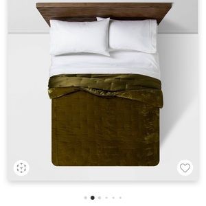 Gorg green velvet bedspread